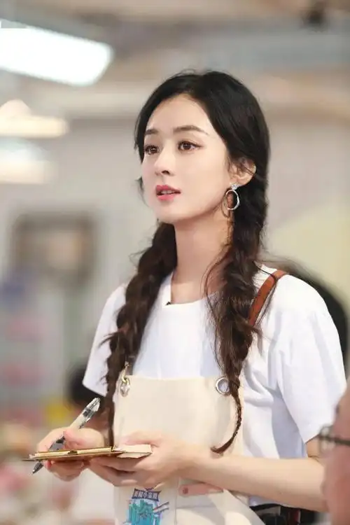 行走的"编发教科书",就是赵丽颖了吧!