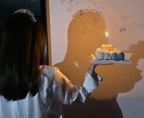 江疏影晒照庆祝36岁生日,手捧蛋糕笑容甜美,头戴王冠宛如少女