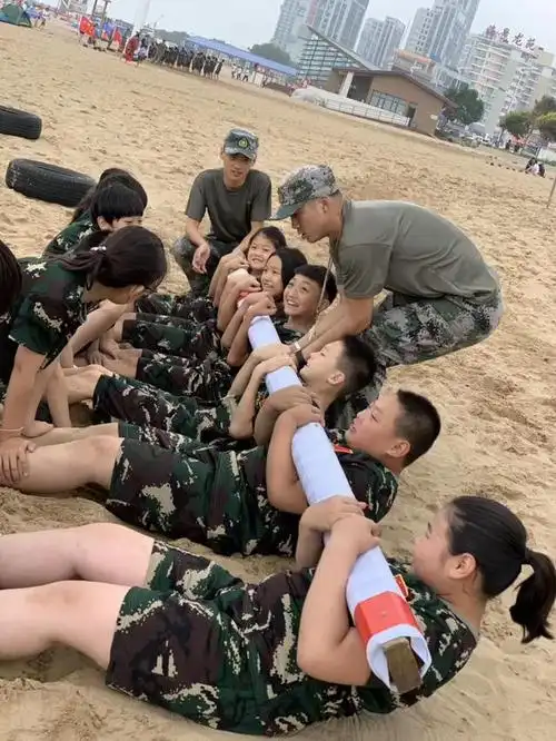 原创现实版战狼式军训营员们举轮胎扛圆木通过层层考验