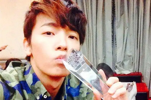 李东海李赫宰机场吻痕图片 非常容易引人遐想 4