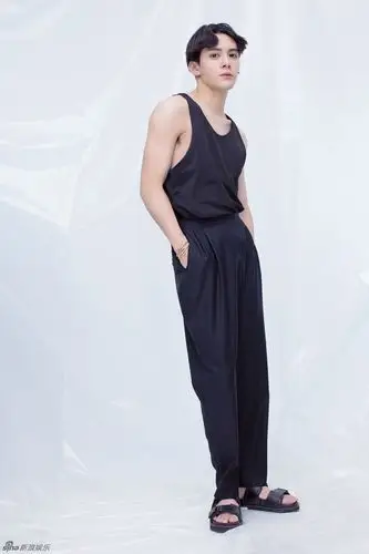 组图:曾舜晞清凉背心秀胸肌 硬朗帅气展男友力_高清图集_新浪网