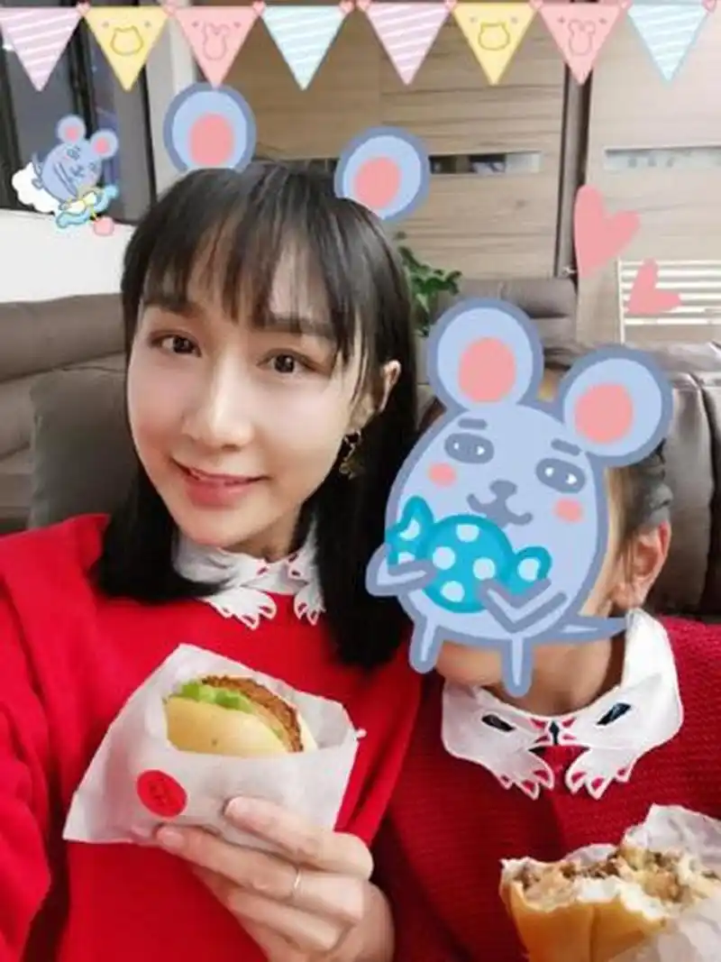 雷佳音老婆晒与女儿合照 近日,雷佳音的妻子翟煦飞在社交媒体上晒出了