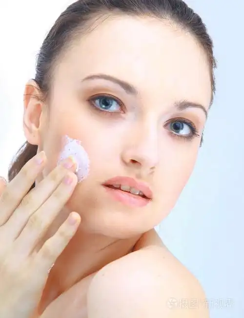 有健康面部皮肤的年轻女子画像