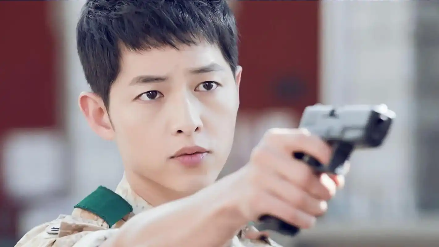 太阳的后裔宋仲基帅气举枪剧照桌面壁纸图片下载