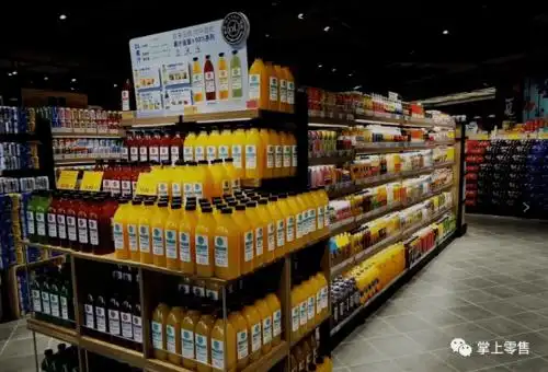 部分不能积压的商品不宜做大量陈列时,可以适当的借助道具大量展示