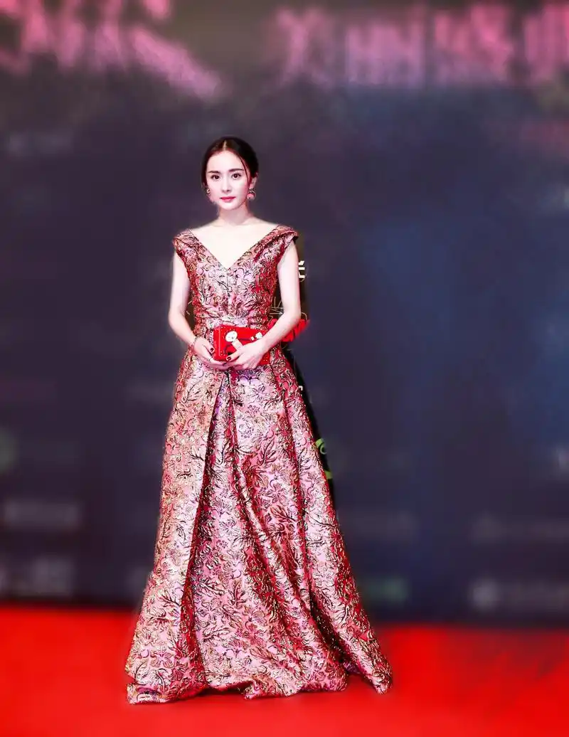 杨幂亮相cosmo美丽盛典红毯!回应刘恺威出轨!