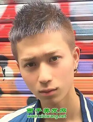 男生发型斜刘海铲两边图片