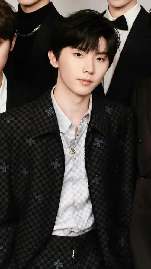 马嘉祺格纹西装