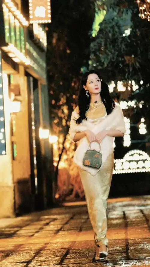 迪丽热巴旗袍造型惊艳,如民国大明星穿越,古典韵味与甜美气质完美结合