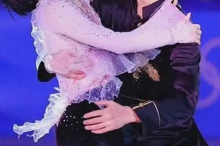 环住整个腰娱乐圈哪个cp能有这样全球直/播的盛装考斯滕的公主抱转圈