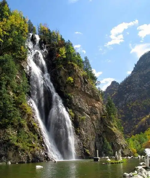 北山风景区 北山是位于吉林市城区内的一厘景色秀美的园林公园.