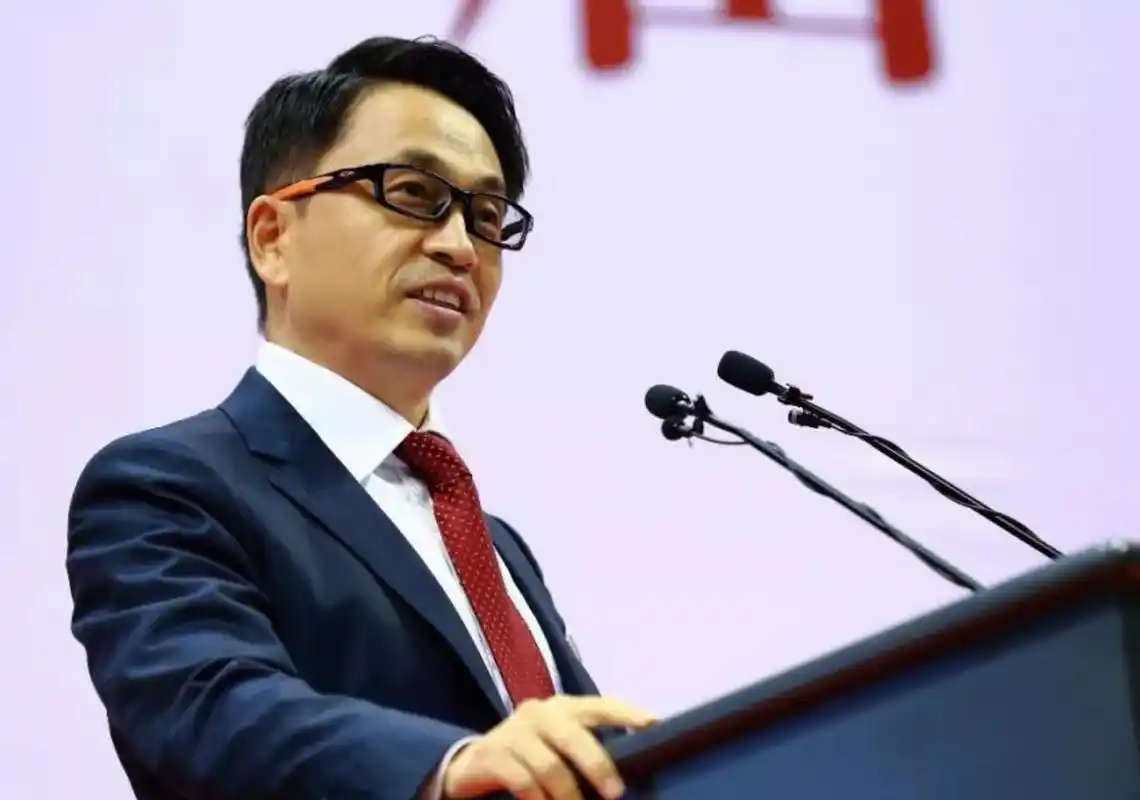 身为高瓴资本创始人,管理数千亿资产的他在京东和格力等项目中成就