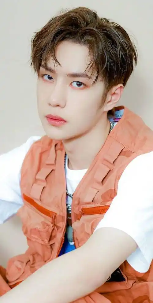 王一博的中分发型中分的发型适合不同的脸型和发质.