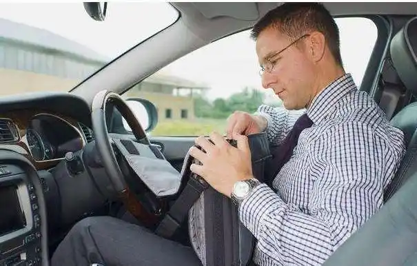 看看为什么老司机开车座椅调得特别靠后