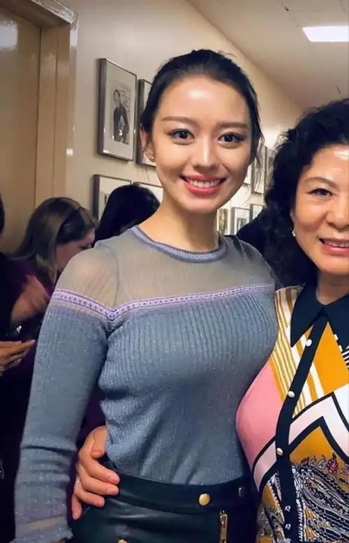 吉娜童年大眼清纯可爱皮肤白皙像韩剧女主角从小发育就好