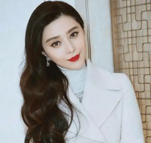 范冰冰现"大肚照"是怀上了?路人晒视频破谣言,粉丝寄语好暖心