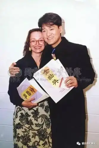 康粹兰热爱中国文化,当周华健唱完《龙的传人》走下舞台时,康粹兰大胆