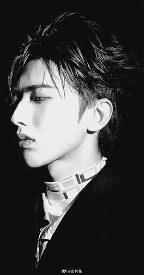 蔡徐坤新西装湿发造型背心内搭露出的手臂肌肉线条也太撩人了