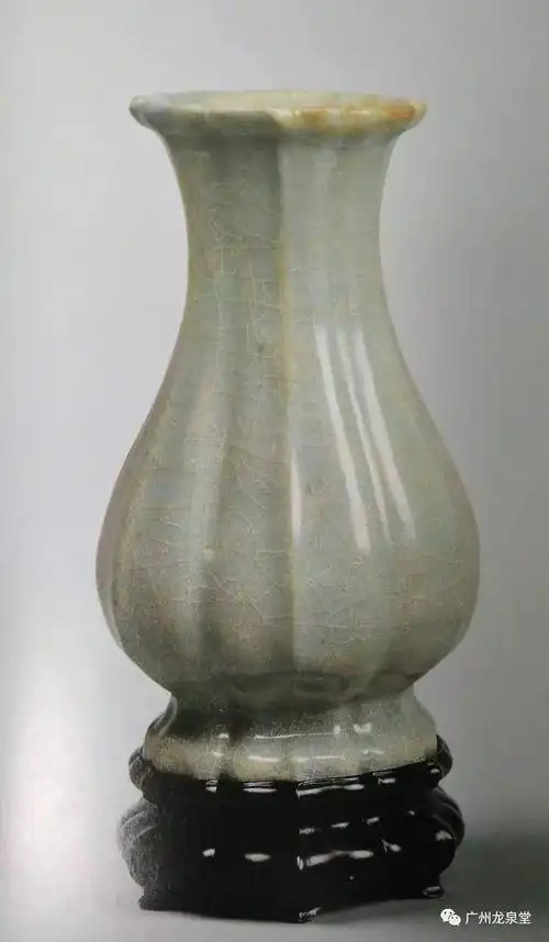 (图十四,标注为南宋官窑拍卖的龙泉溪口瓦窑垟海棠式瓶,民国仇炎之旧