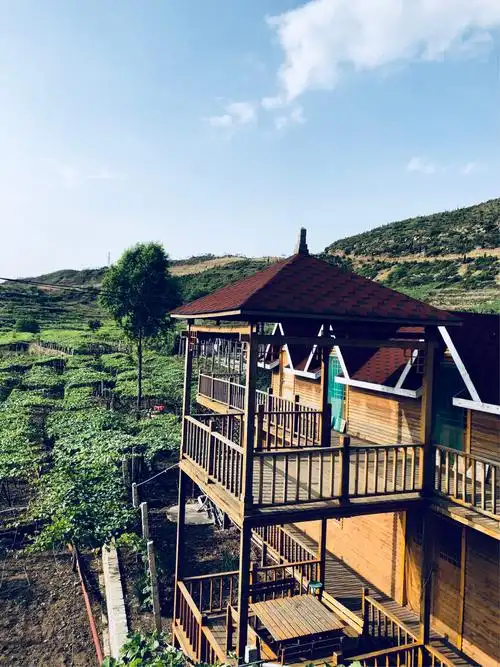 家乡美一一晨曦中的清徐葡峰山庄