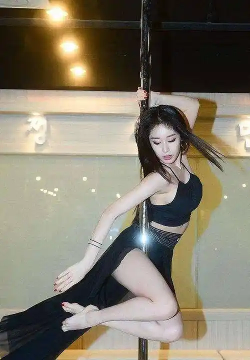 朴智妍大跳妩媚迷人钢管舞,穿吊带背心开衩裙,身材高挑而又丰满 | 宫