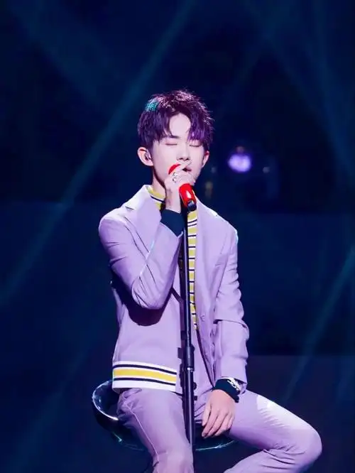 王俊凯王源易烊千玺紫色西装造型