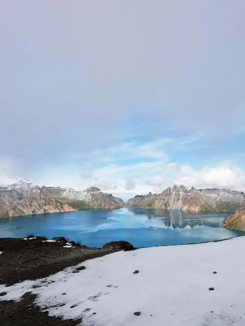 长白山天池是中国海拔最高,最深的火山湖,位于吉林省长白山自然保护区