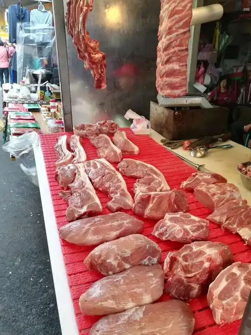 新鲜猪肉摊床.