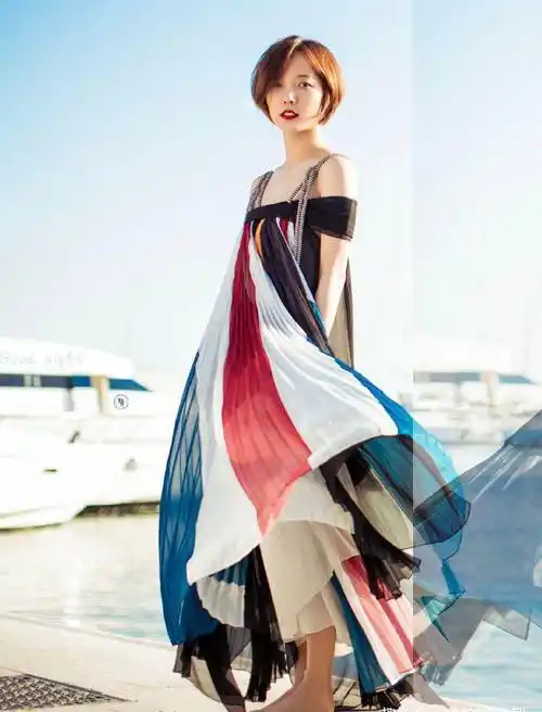 王珞丹利落短发真好看,公主袖 波点吊带裤温柔大气,女人味十足_气质