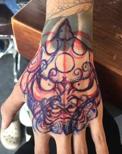 手背唐狮纹身图片_手部老传统纹身图案