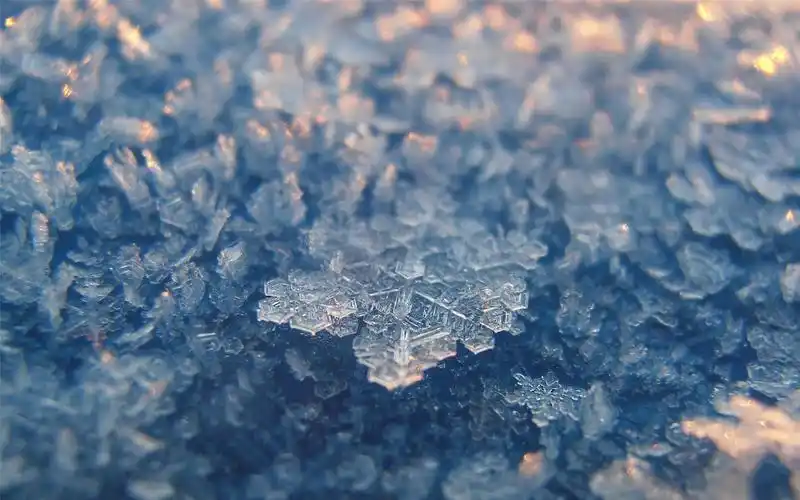 晶莹剔透的雪花唯美高清桌面壁纸