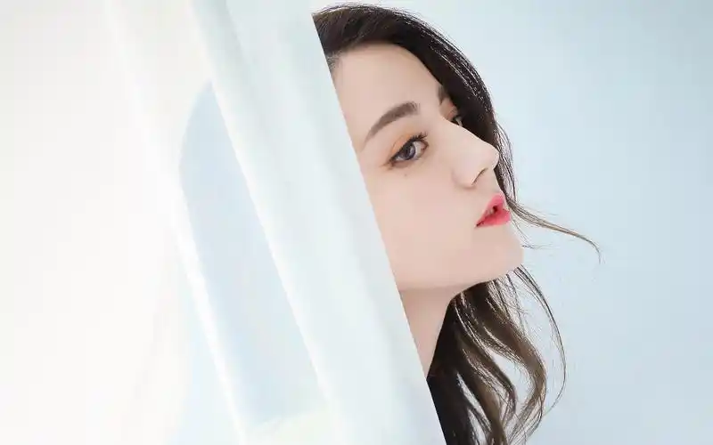 迪丽热巴粉色西服性感图片壁纸