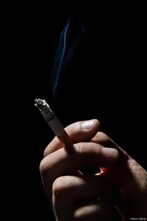 她像男人一样抽烟,喜欢抽水烟袋,吐烟圈的模样比男人还拽.