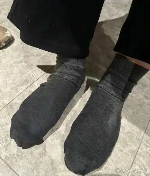 第二张照片,脚上穿的袜子都湿透了,估计很难受呢.该网友晒出多张照片.