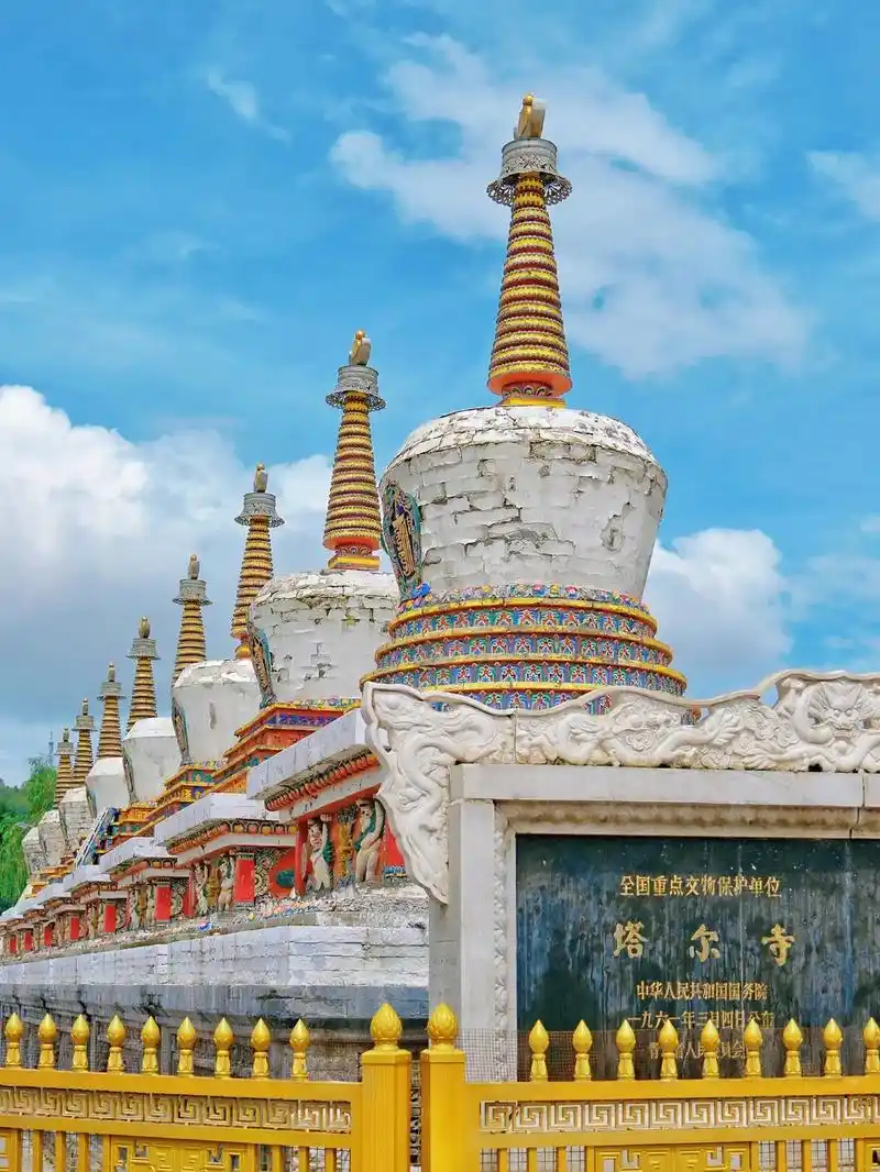 得名于大金瓦寺内为纪念黄教创始人宗喀巴而建的大银塔,藏语称为"衮本