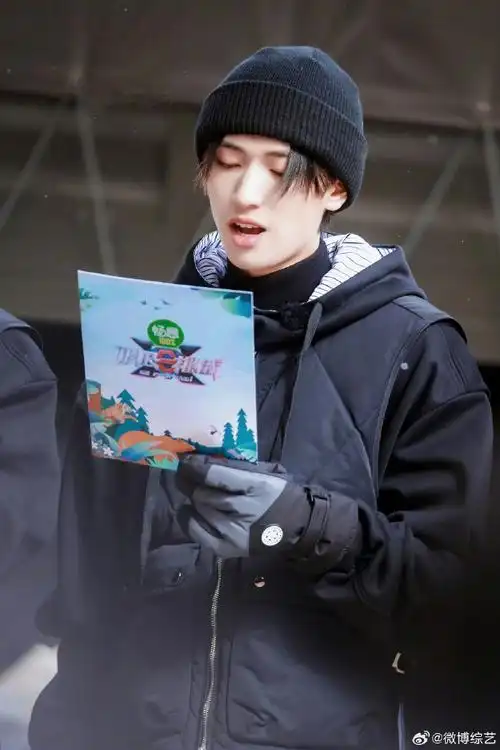 严浩翔黑色针织帽造型#@时代少年团-严浩翔录制节目#极限挑战#al