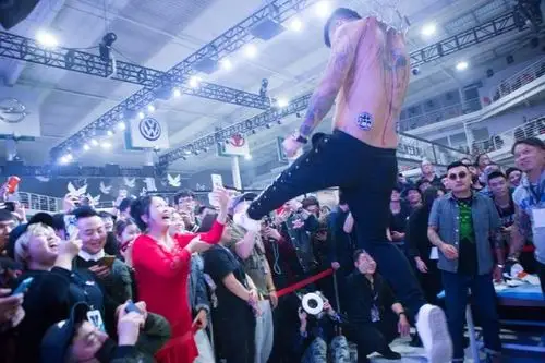 探秘刀刀入肉人体悬挂疼痛艺术 被挂者无偿自愿