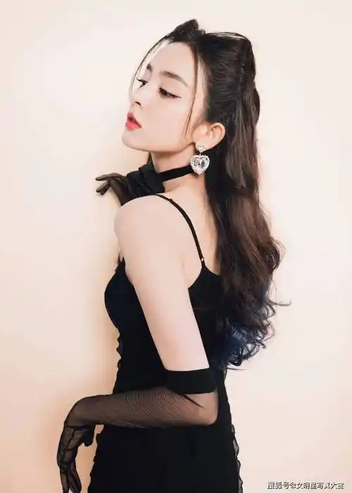 【古力娜扎性感写真美图】黑色吊带短裙,甜酷妩媚,火星情报局_节目