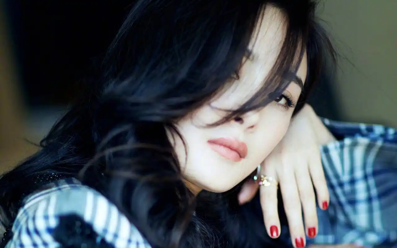 杨幂格子西装冷艳性感写真高清壁纸高清大图预览1920x1200_大陆明星