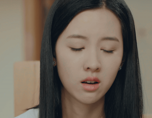 那公平起见再来瞅瞅陈都灵和沈月的哭戏pk,明显陈都灵的表情控制更强