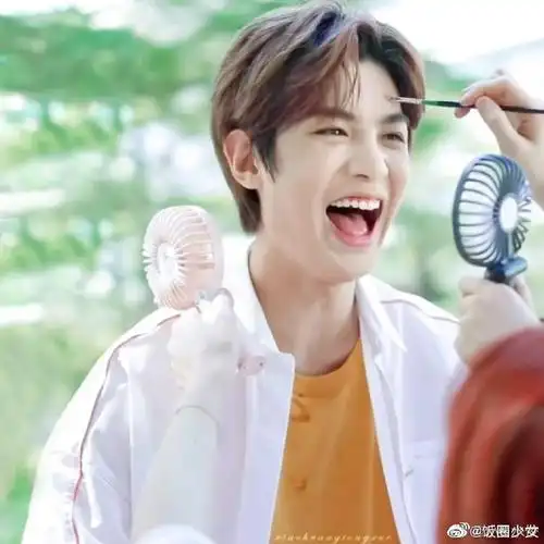 黄明昊泰菲笑库存771 看到justin笑太治愈啦#黄明昊首专18##黄明昊