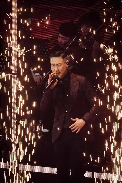 台上以led萤幕映照一度开启的大门,张学友换上深绿色西装和戴上绅士帽