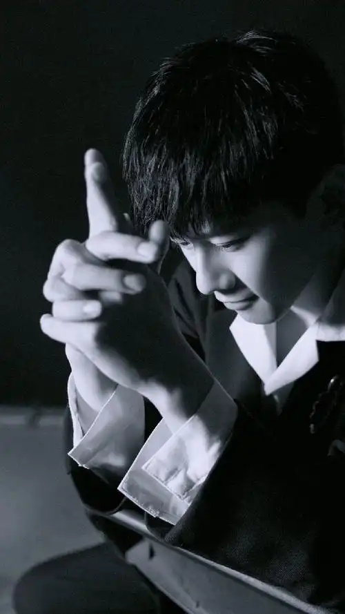 张杰侧颜能有多绝?这九宫格侧颜轮廓,难道不值得夸吗?