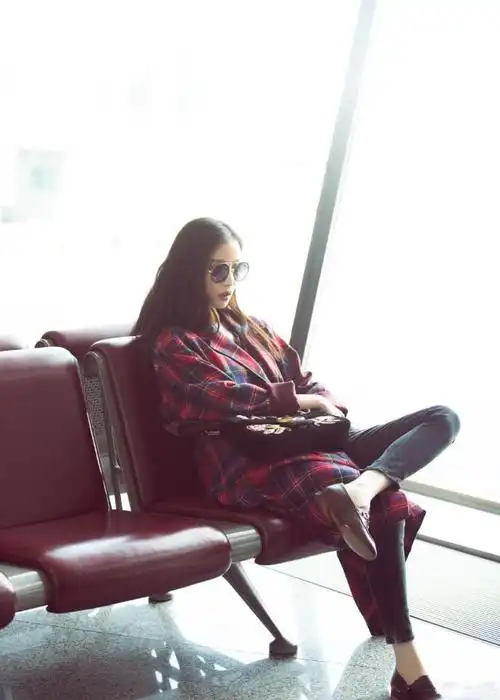 由骨子里散发出气质的倪妮翘起二郎腿这身搭配美出了新高度