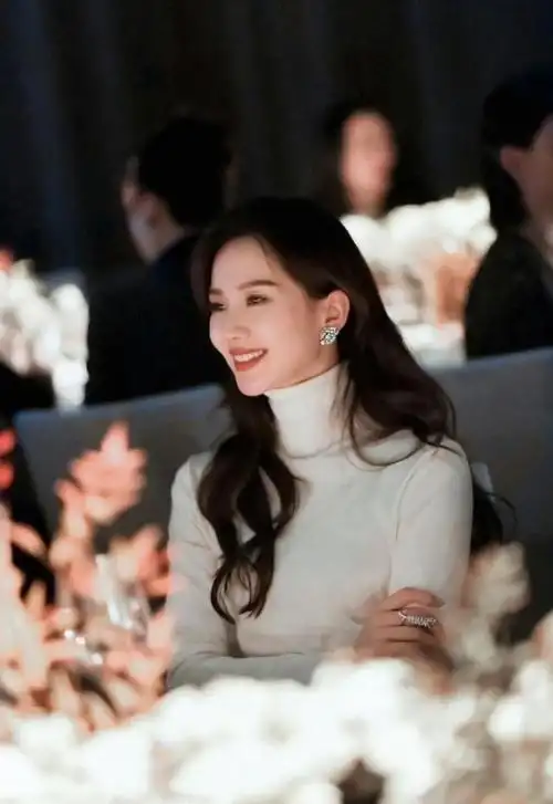 刘诗诗又发出了一组活动图,只见她穿着撞色高领条纹上衣,真的太显气质