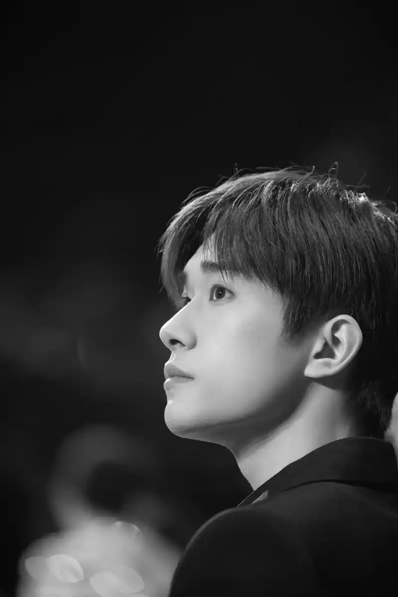 tfboys王俊凯,易烊千玺的侧颜照一览,谁的侧脸颜值更优越?