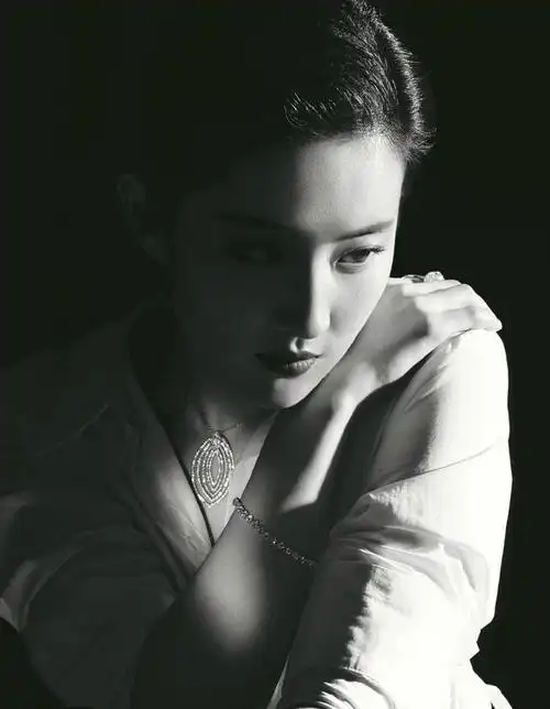刘亦菲芭莎珠宝大片,优雅高级,珠宝演绎"神仙颜值"
