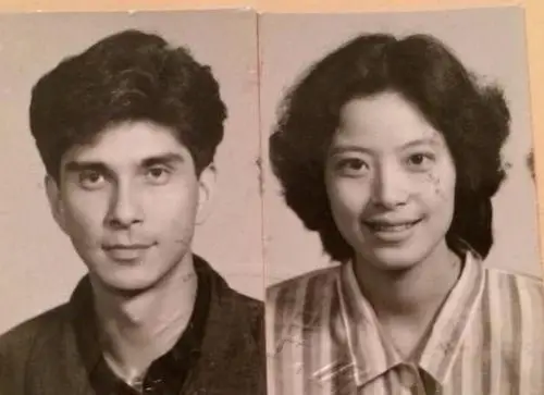 奶奶是中国人,父亲本身就是混血儿,从下面baby的父母照片就能看出来