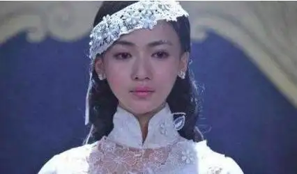 吴谨言艺考旧照曝光白衣配红围巾抢镜 素颜皮肤白皙超清纯