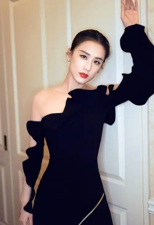 黄圣依出席品牌活动一袭黑色抹胸礼服,知性优雅,又不失性感